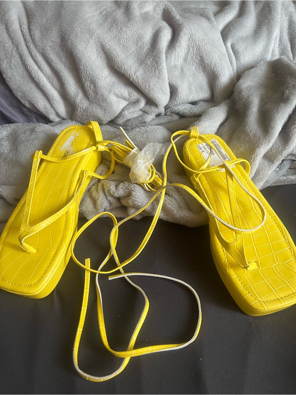 Fashion Nova Yellow Wrap Up Women’s Size 10 Sandals, new with tag/wrap - Picture 2 of 7